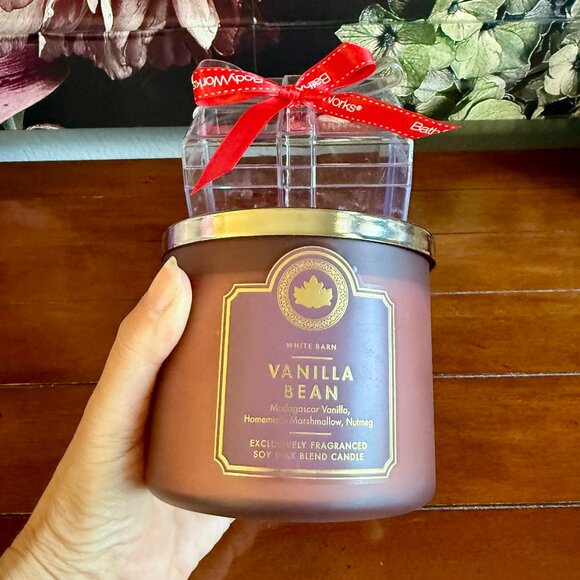 NEW 2-Pc VANILLA BEAN 3-Wick 14.5oz Candle Bath & Body Works in a present - Picture 4 of 4
